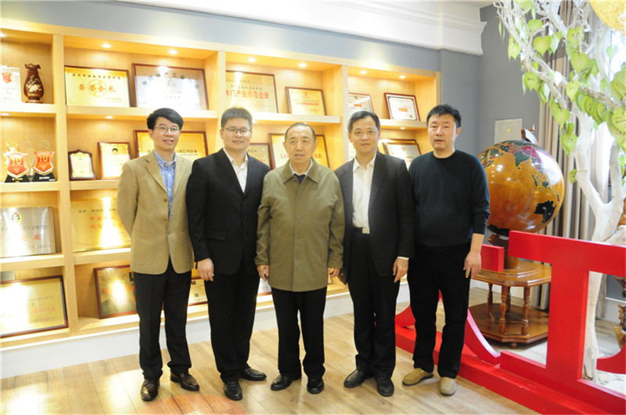 國家人社部原副部長楊志明（左三）一行蒞臨大衛參觀指導，大衛董事長蔣衛（左二）.jpg
